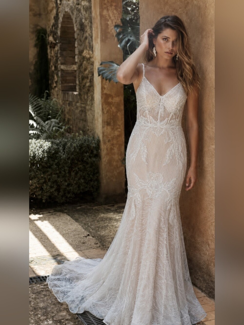 Giani Bini NWTs V Neck Lace Up Back Embroidered Lace Mermaid Wedding Dress $349